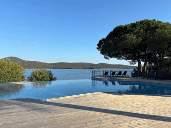 Piscine et vue sur la mer