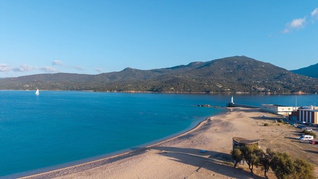 Plage du Lido et phare de Propriano