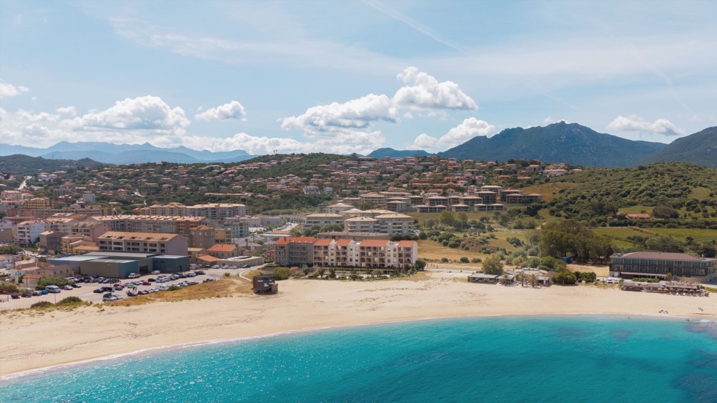 Vue aérienne de la résidence Alta Maré sur la plage du Lido à Propriano