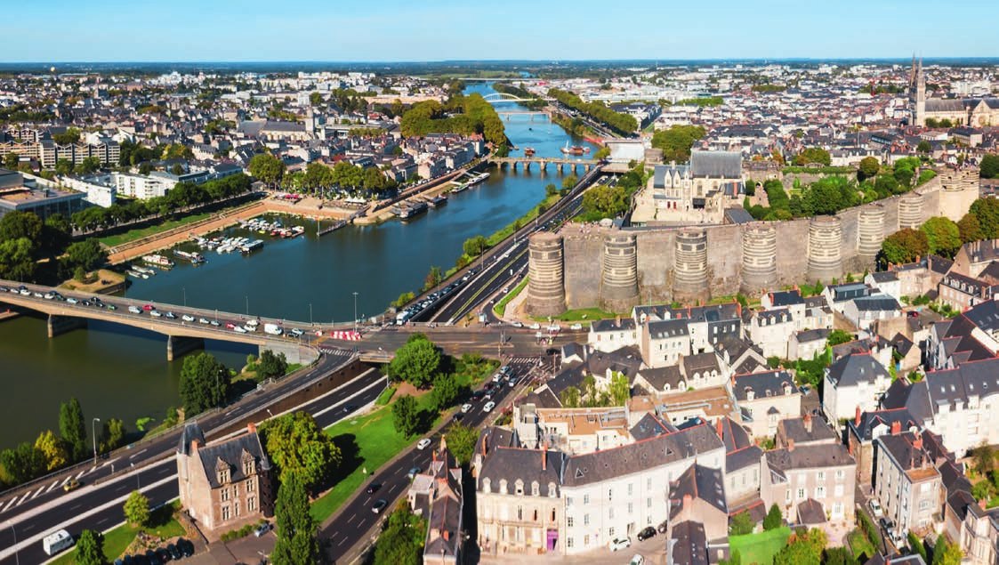 Vue aérienne d'Angers, son château et la Maine
