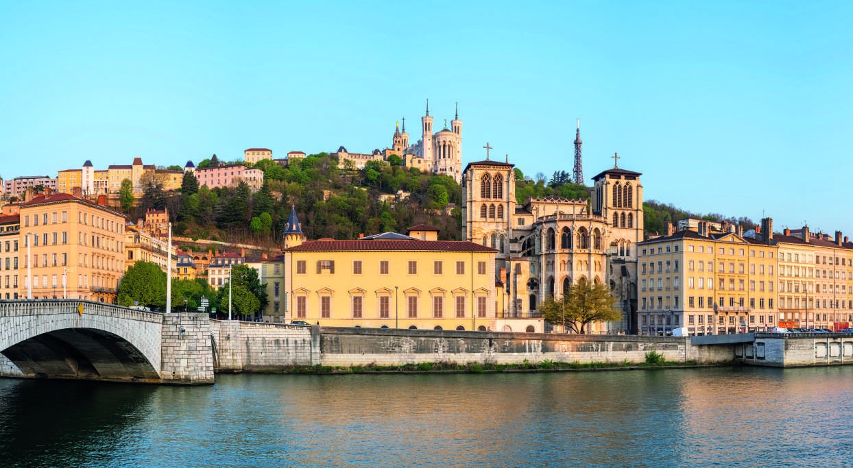 Vue panoramique de Lyon, la Saône, la cathédrale Saint-Jean et Fourvière