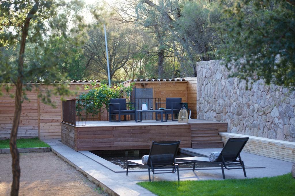 Espace détente extérieur d'une villa à Sotta