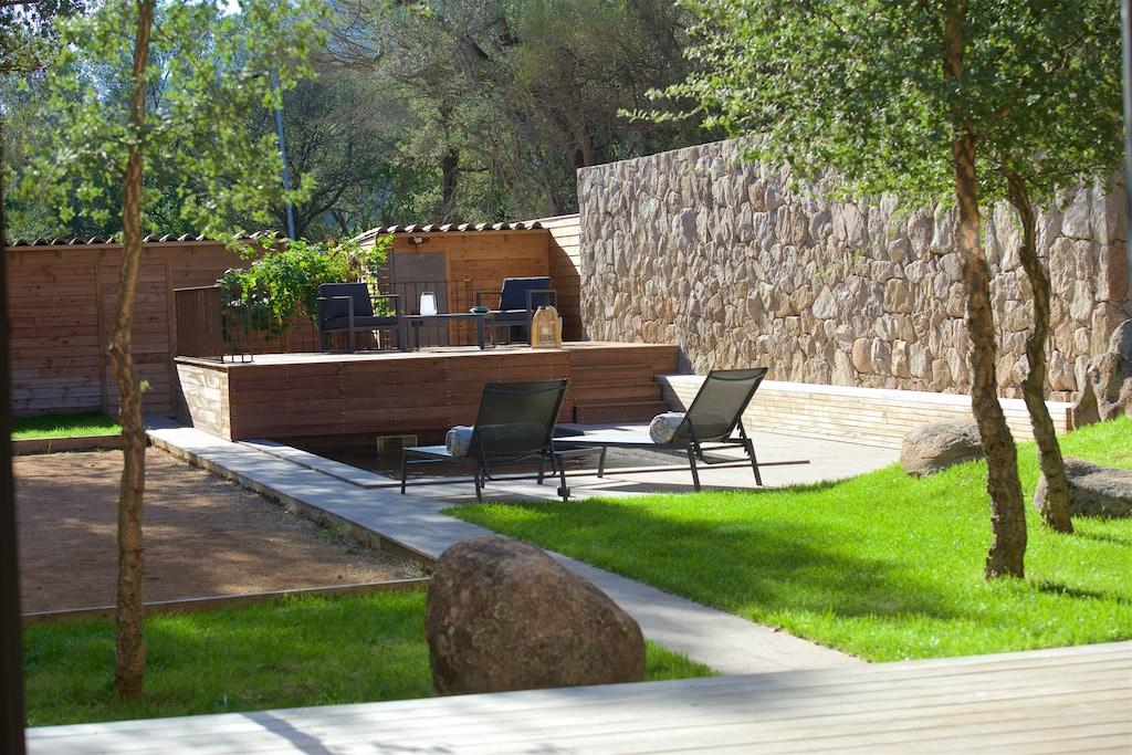 Jardin paysager et terrasse d'une villa du domaine