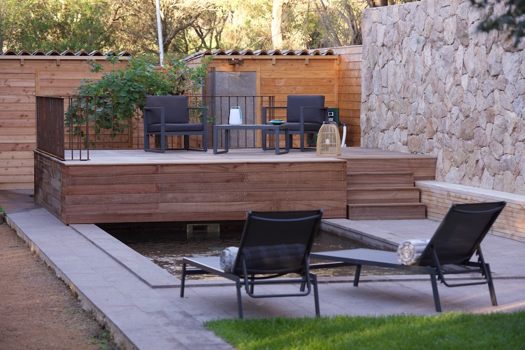 Terrasse en bois et solarium au bord de la piscine
