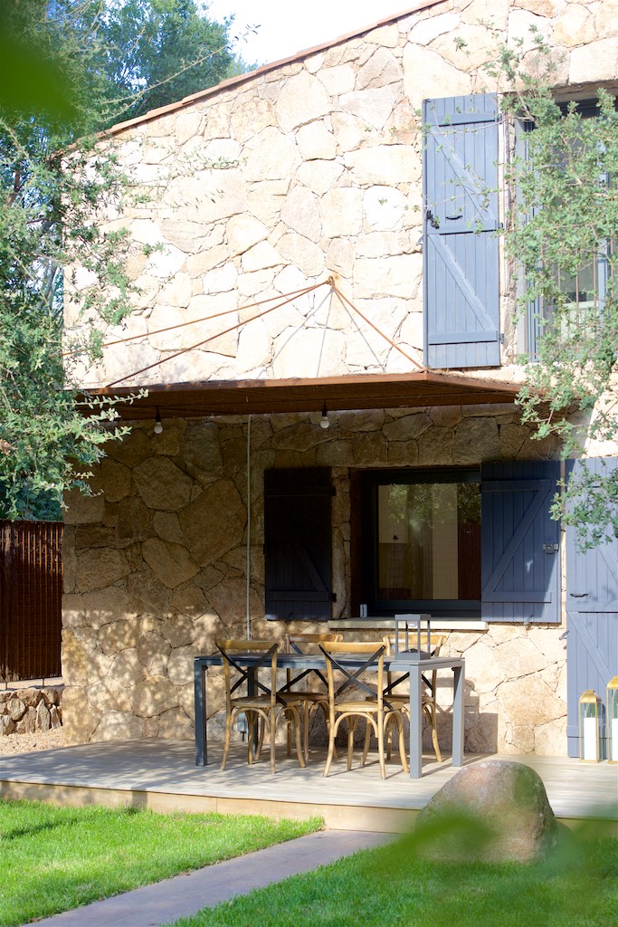 Terrasse couverte et espace repas extérieur