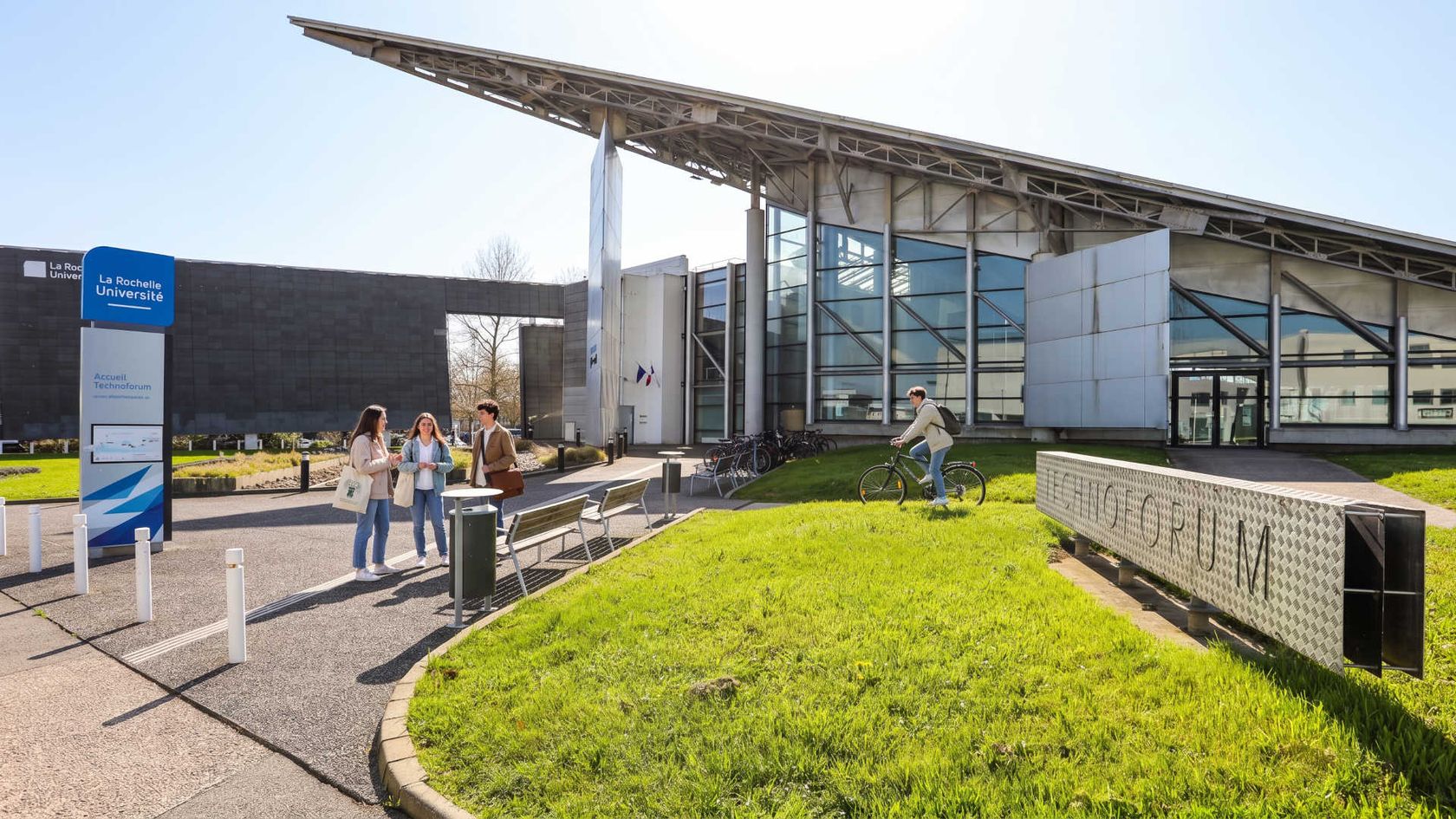 Étudiants devant le Technoforum de La Rochelle Université