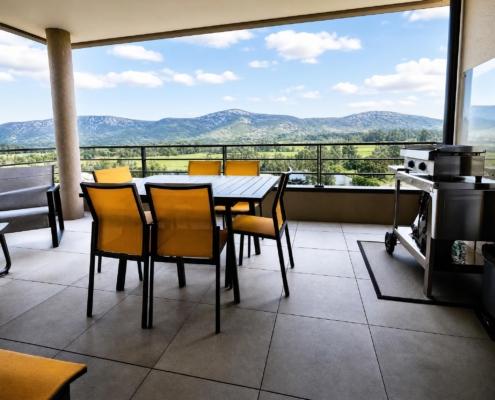 Terrasse couverte avec vue sur les montagnes – appartement T3 meublé à Porto-Vecchio