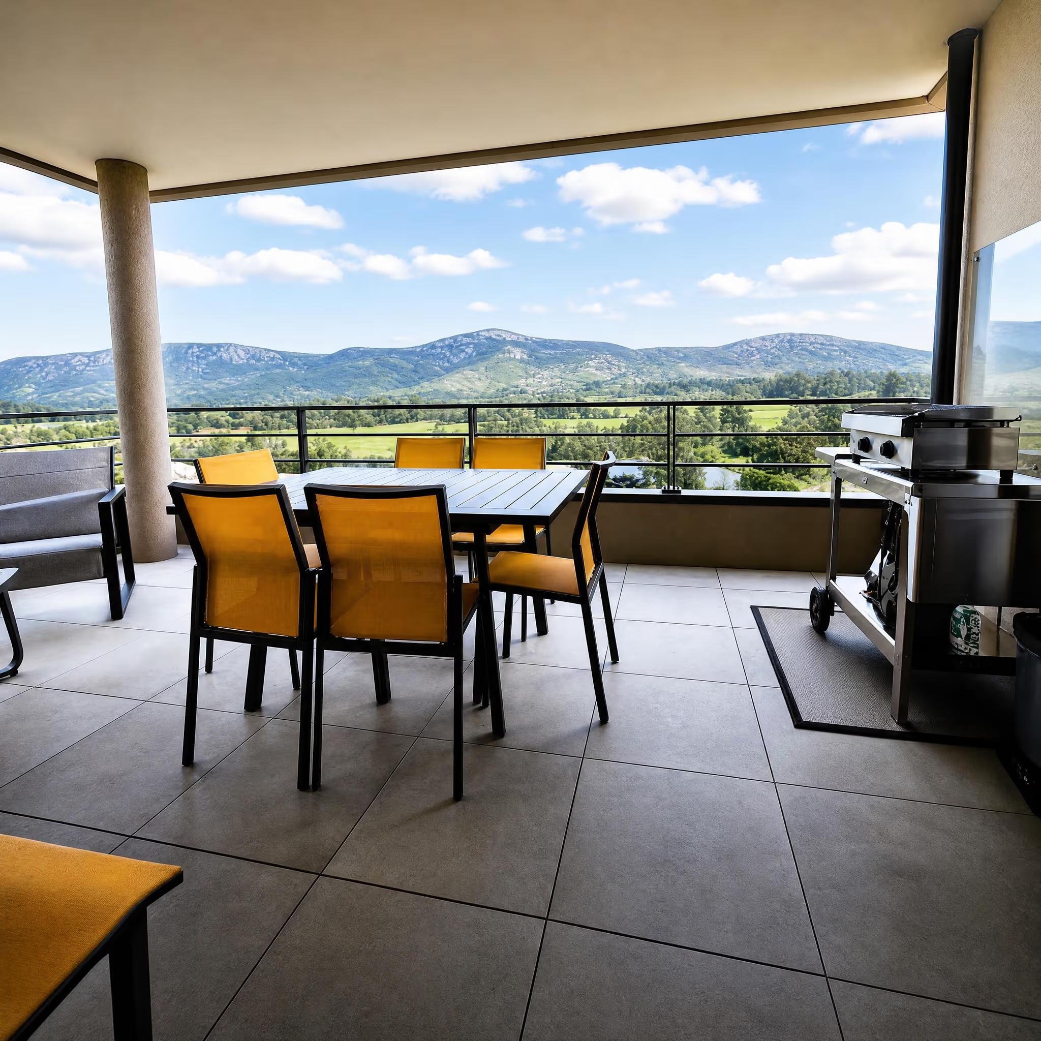 Terrasse couverte avec vue sur les montagnes – appartement T3 meublé à Porto-Vecchio