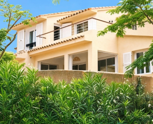 Villa 2 en 1 du domaine de Marina di Fiori à Porto-Vecchio, façade et jardin arboré