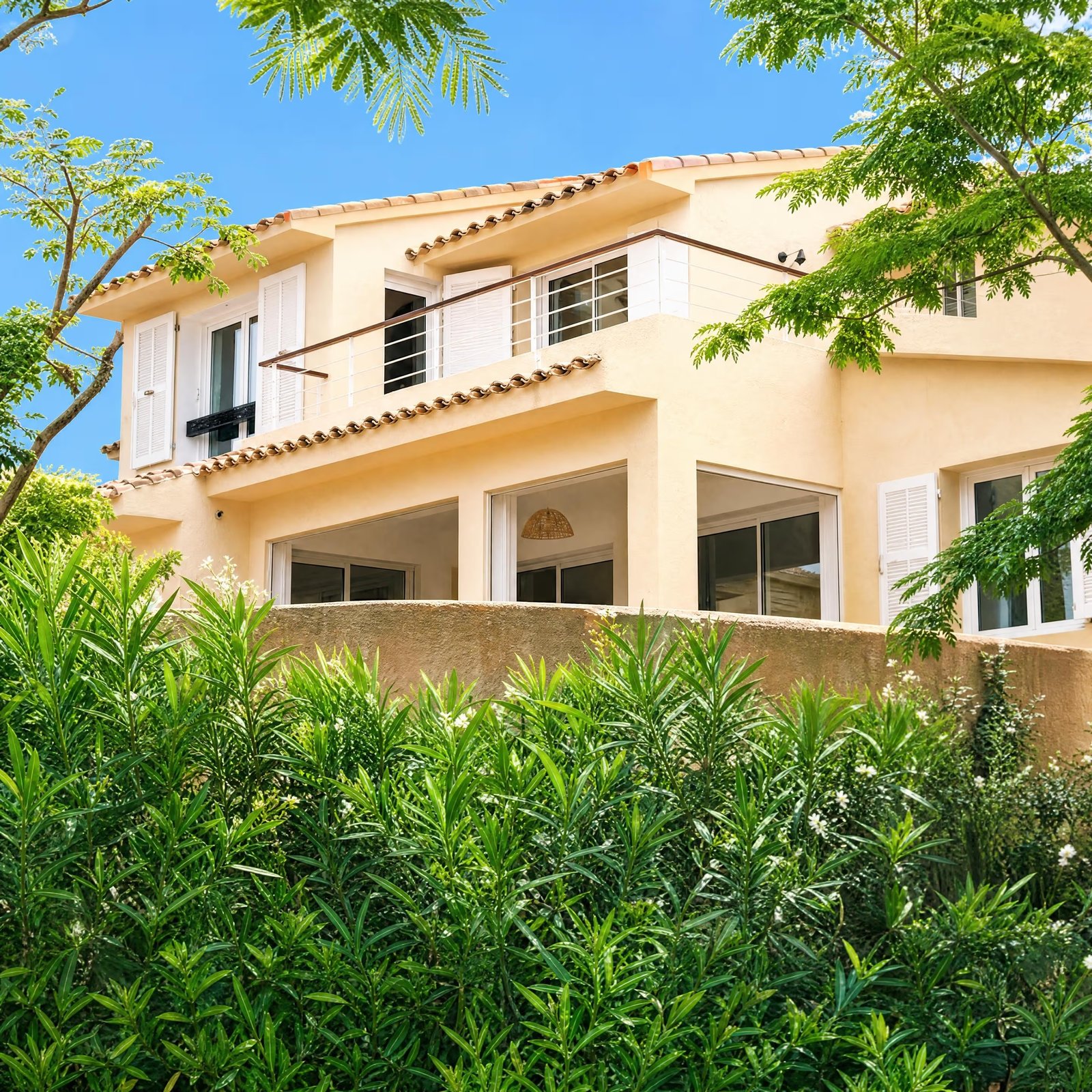 Villa 2 en 1 du domaine de Marina di Fiori à Porto-Vecchio, façade et jardin arboré