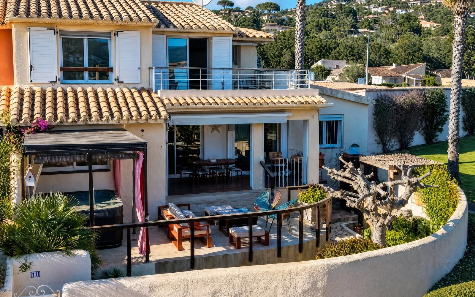 Rez-de-jardin de la villa Marina di Fiori à Porto-Vecchio, terrasse et jardin